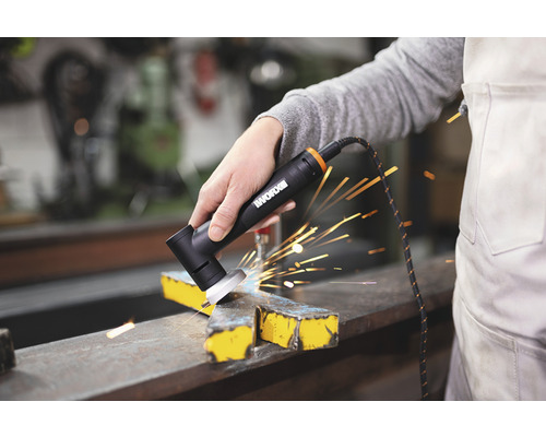 O persoană folosește un polizor unghiular marca WORX pentru a prelucra metal, rezultând scântei.