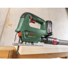 Fierăstrăul vertical cu acumulator Bosch EasySaw 18V-70 taie o bucată de lemn