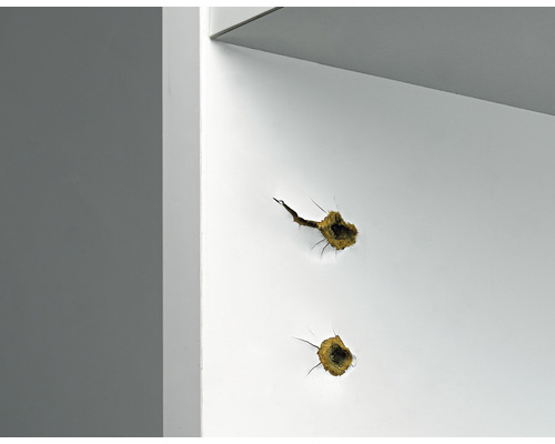 Două găuri de foraj într-un perete