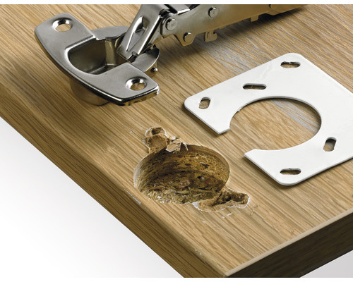 Balama de mobilier cu placă de montaj pe o suprafață de lemn și gaură de foraj