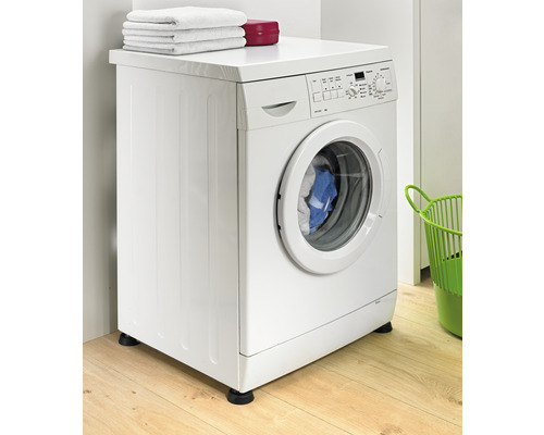 Mașină de spălat albă cu rufe în baie