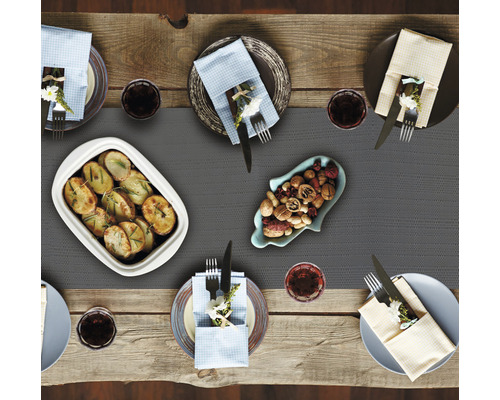 Masa de sufragerie cu veselă, tacâmuri, băuturi, cartofi și nuci