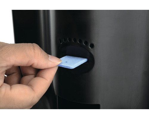 Introducerea unui burete de filtru într-un produs pentru iaz