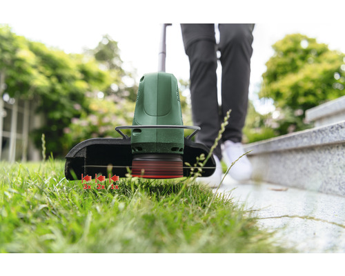 Trimmer de gazon utilizat pentru tăierea marginilor în grădină