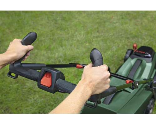 Persoană care operează o mașină de tuns iarba