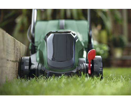 Vedere de sus a unei mașini de tuns iarba în grădină