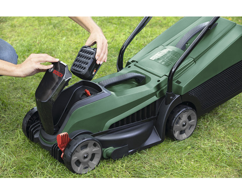 Mașină de tuns iarba cu baterie introdusă