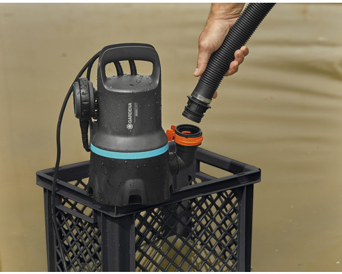 Pompă de apă murdară Gardena 9000 Dirty cu racord pentru furtun într-un recipient din plastic