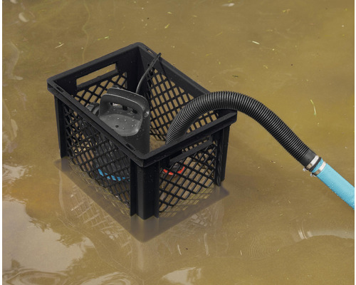 Pompă submersibilă într-un recipient de plastic în apă