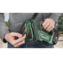Persoană care ține pompa de aer fără fir Bosch UniversalPump 18V