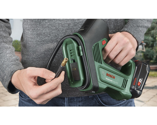 Persoană care ține pompa de aer fără fir Bosch UniversalPump 18V
