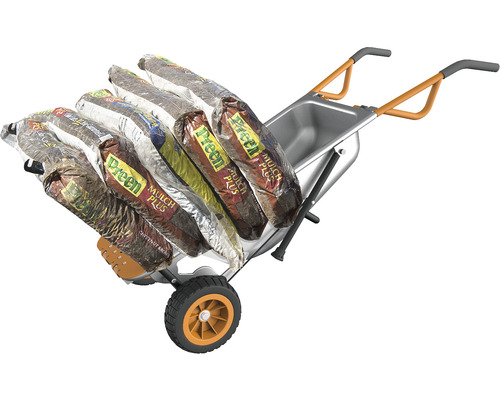 Roabă încărcată cu saci de mulci de scoarță pentru grădină