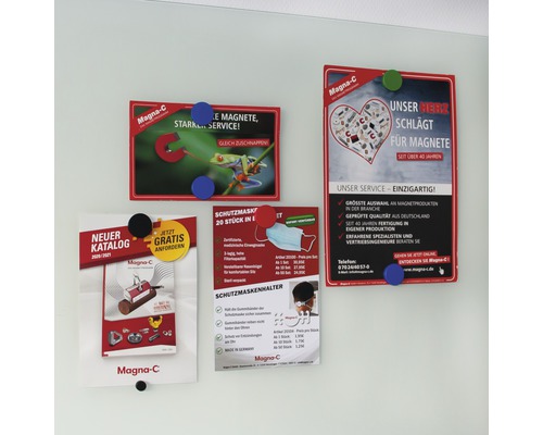 Mai multe table magnetice Magna-C cu pliante și cataloage atașate pe un perete