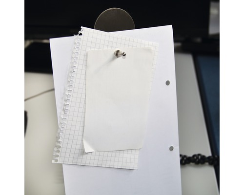 Note pe hârtie fixate cu pioneze