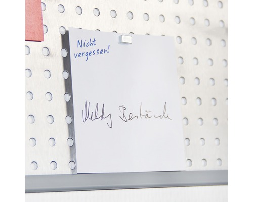 Panou perforat cu notițe fixate cu magnet