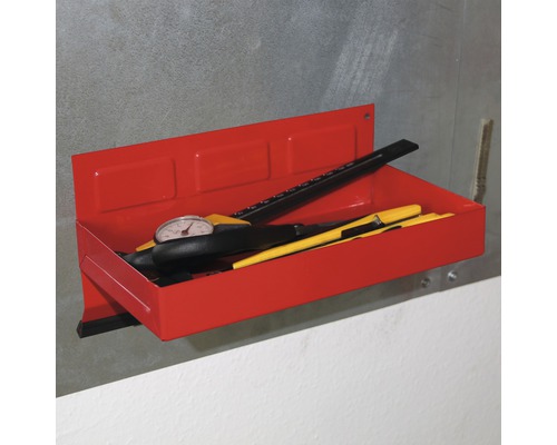 Suport roșu pentru scule cu scule pe un perete