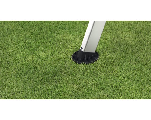 Detaliu cu piciorul unui pavilion pe gazon