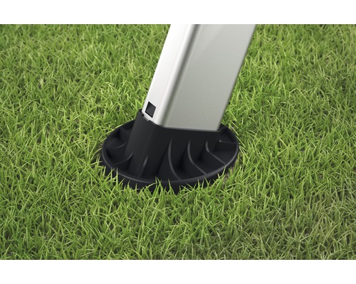 Prim-plan cu baza unui stâlp pe gazon