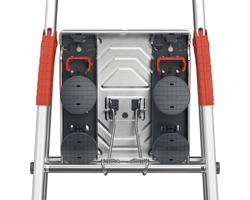 Vizualizare detaliată a unei scări cu platformă, picioare și bară de siguranță