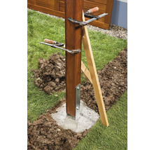 Stâlp de lemn fixat în fundație de beton cu cleme cu șurub