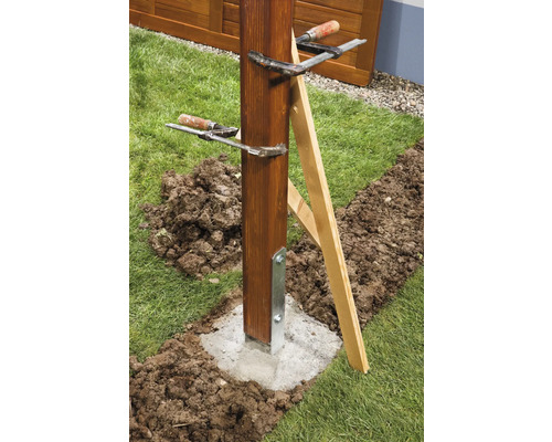 Stâlp de lemn fixat în fundație de beton cu cleme cu șurub