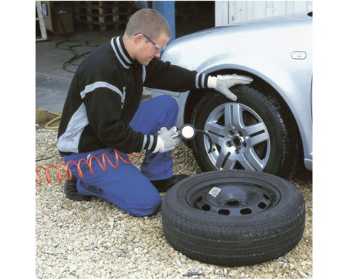 "Bărbat verifică presiunea pneurilor cu un aparat de măsură la mașină