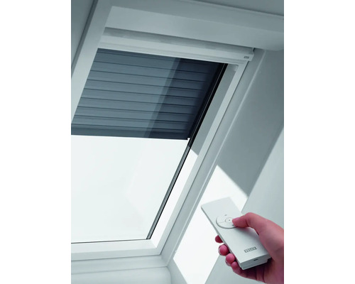 Fereastră de mansardă cu rulou și telecomandă