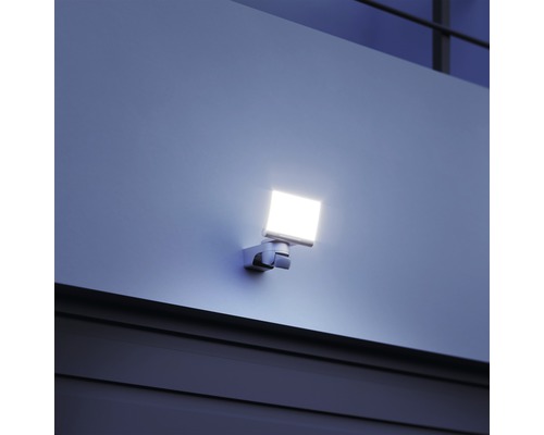 Reflector LED de exterior pătrat montat pe un perete.
