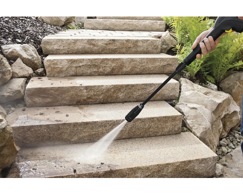 Curățarea unei scări de piatră cu un aparat de curățat cu presiune.