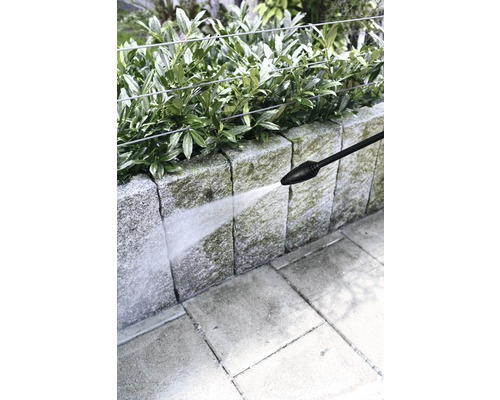 Curățarea unui zid de piatră cu un curățător cu presiune