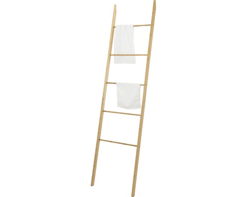Scenă de baie cu scară pentru prosoape și două prosoape