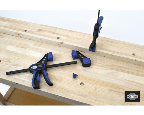 Banc de lucru cu cleme de prindere cu o singură mână