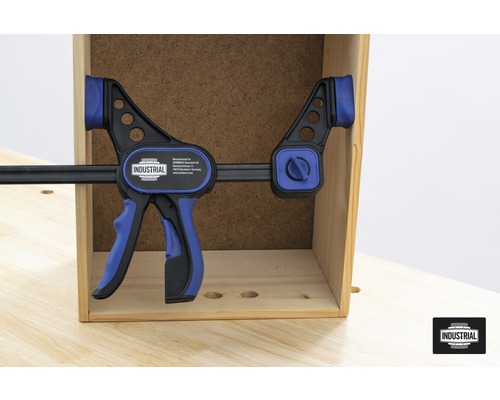 Clește de lipit fixat pe o cutie de lemn