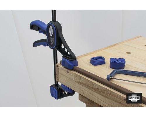 Clema pentru țevi pe un banc de lucru cu tăietor de țevi