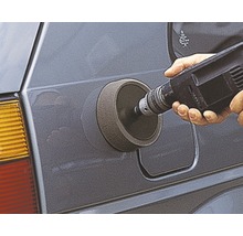 Mașină de lustruit auto în uz pe o mașină