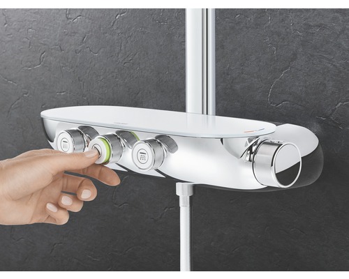 Fotografie cu o mână care operează o baterie de duș