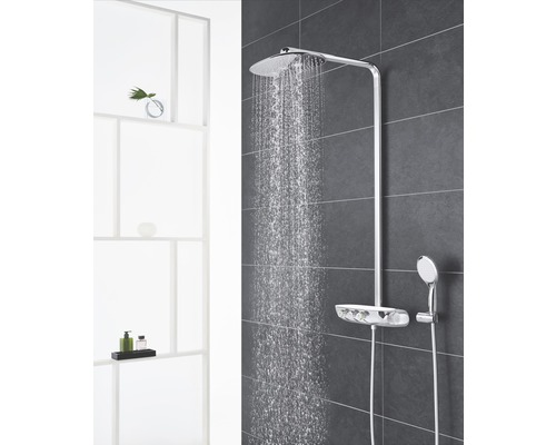 Sistem de duș cu duș fix, duș de mână și termostat în fața unui perete gri