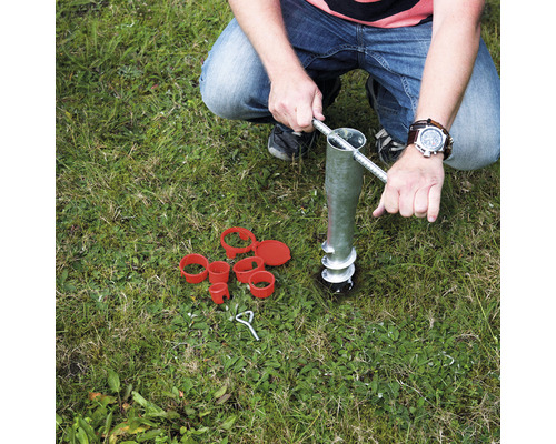 Persoană care utilizează o bucșă de înșurubare în grădină