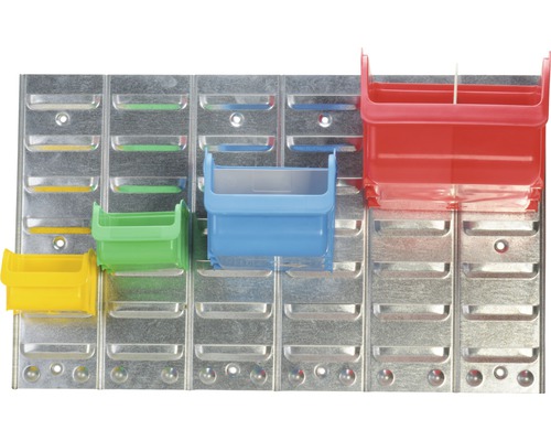 Perete de atelier cu cutii de depozitare în diferite culori