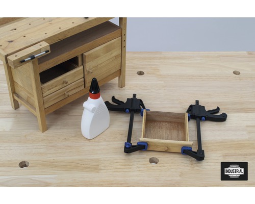 Banc de lucru cu sertare, adeziv pentru lemn și cleme pe o suprafață din lemn