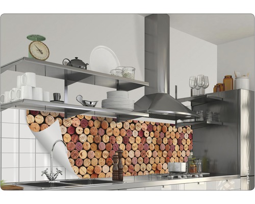 Scenă de bucătărie cu panou de perete cu design de plută