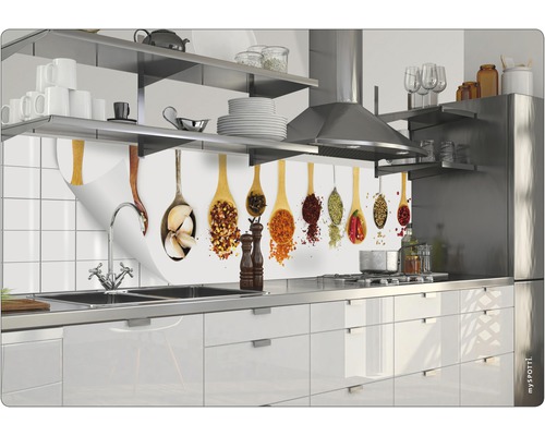 Panou de protecție pentru bucătărie cu motive de condimente în linguri de lemn într-o bucătărie modernă