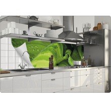 Scenă de bucătărie cu blat, chiuvetă, robinet și protecție împotriva stropilor cu motiv vegetal