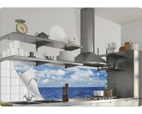 Scenă de bucătărie cu rafturi, hotă și chiuvetă în fața unui motiv marin