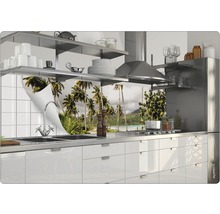 Bucătărie modernă cu motiv de palmieri ca protecție de perete