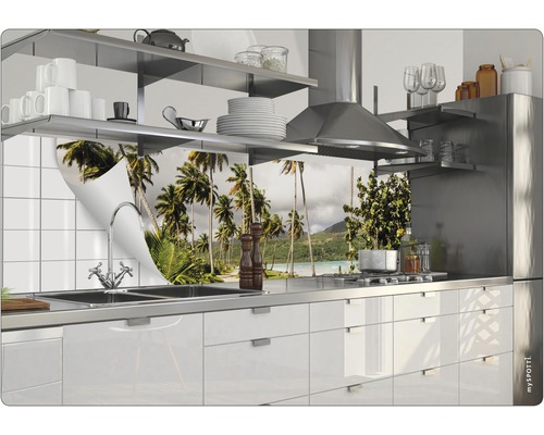 Bucătărie modernă cu motiv de palmieri ca protecție de perete