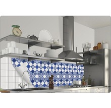 Scenă de bucătărie cu autocolante pentru plăci cu model albastru și alb ca protecție împotriva stropilor