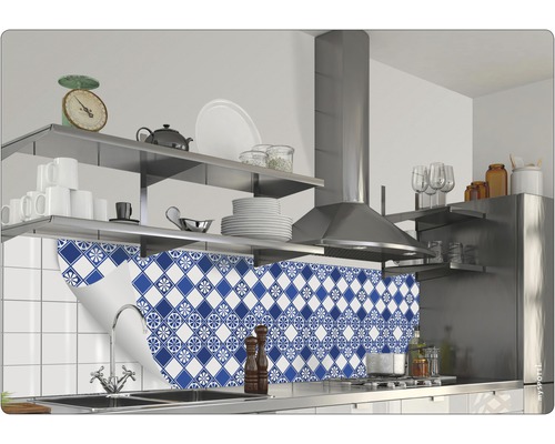 Scenă de bucătărie cu autocolante pentru plăci cu model albastru și alb ca protecție împotriva stropilor