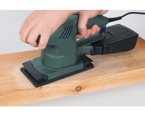 Șlefuitor manual care șlefuiește o scândură de lemn