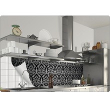 Scenă de bucătărie cu protecție de perete cu design floral și rafturi